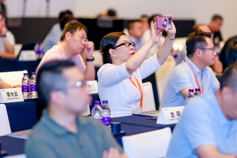 1725952843644987.jpg 8场内会议中2_编辑.jpg